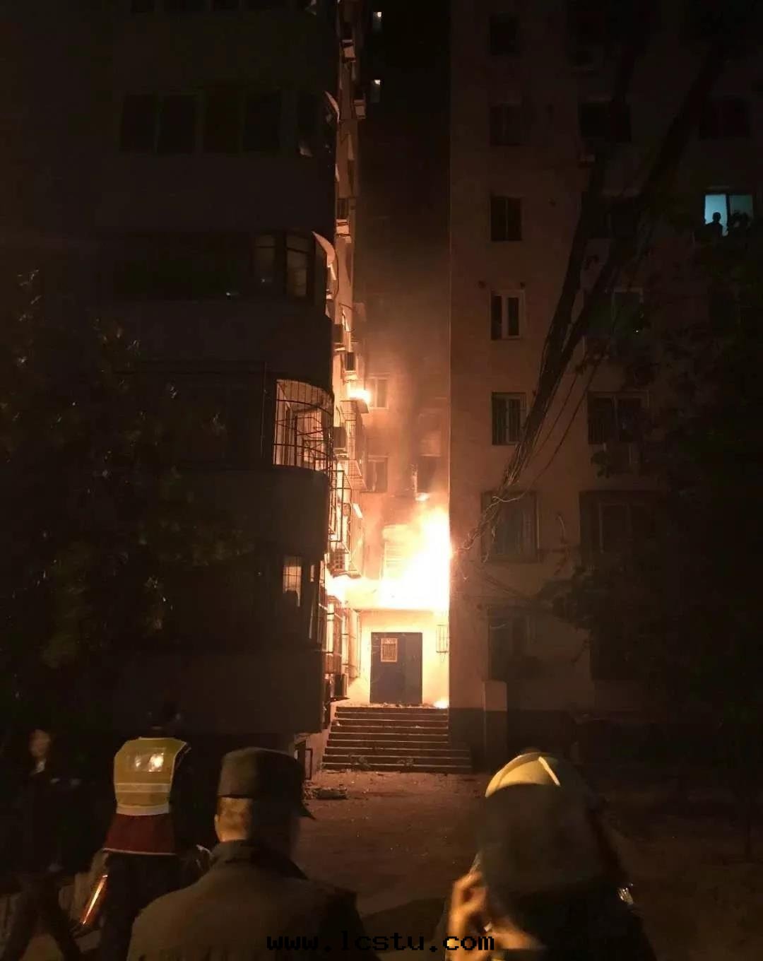 清(qīng)理(lǐ)樓道(dào)雜物(wù)，你我(wǒ)都有責！