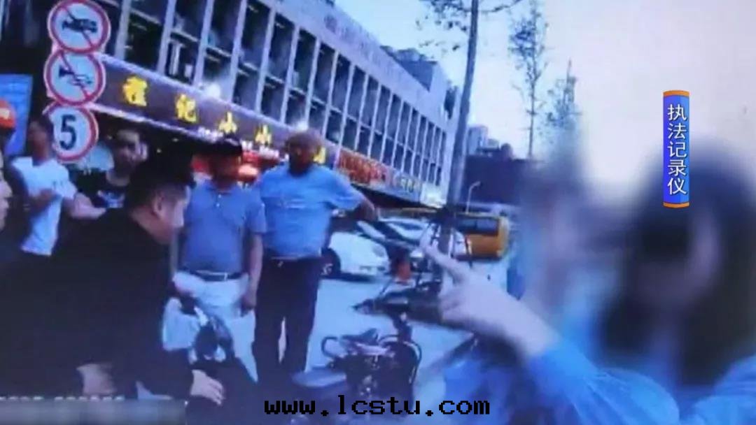 開(kāi)車来(lái)親戚家(jiā)，不(bù)配合登記(jì)，用(yòng)車堵小區(qū)大(dà)門(mén)，遭(zāo)警方(fāng)嚴懲！