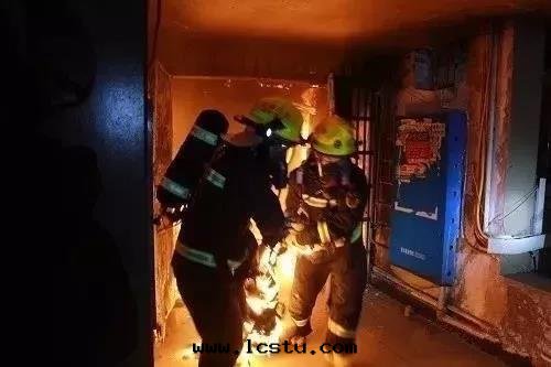 小區(qū)業主，来(lái)，我(wǒ)们(men)和(hé)物(wù)業一(yī)起(qǐ)動(dòng)手(shǒu)，把(bǎ)樓道(dào)里(lǐ)的(de)雜物(wù)統統清(qīng)干(gàn)淨！