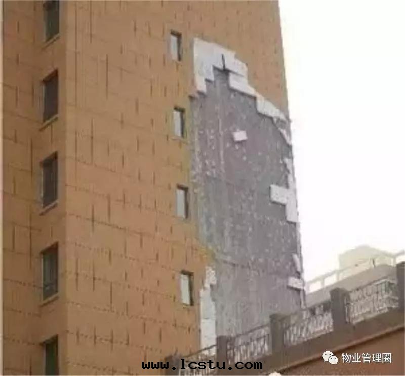 高(gāo)樓外(wài)牆(qiáng)脫落(là)砸死人，讓整棟樓擔責，每戶人賠3万(wàn)，合法(fǎ)合理(lǐ)嗎？