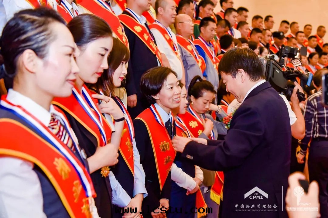 致(zhì)敬平凡勞動(dòng)者(zhě)——全(quán)國(guó)物(wù)業管(guǎn)理(lǐ)行業抗疫先(xiān)進(jìn)事(shì)迹報告会(huì)成(chéng)功召開(kāi)​