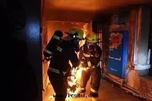 樓道(dào)堆雜物(wù)，堆的(de)是(shì)私心(xīn)，謀的(de)是(shì)私利，害的(de)是(shì)性(xìng)命，触犯的(de)是(shì)法(fǎ)律！