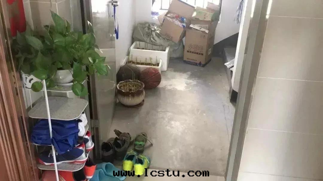 親爱(ài)的(de)業主朋友：請及(jí)时(shí)清(qīng)理(lǐ)樓道(dào)雜物(wù)，留出(chū)“生(shēng)命通(tòng)道(dào)”！