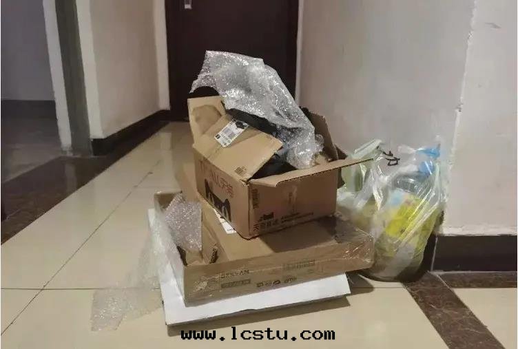 物(wù)業：禁止将垃圾堆放(fàng)于(yú)門(mén)口(kǒu)，做文(wén)明(míng)好(hǎo)業主！