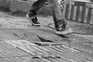 業主在(zài)小區(qū)門(mén)口(kǒu)被(bèi)松動(dòng)的(de)磚(zhuān)绊倒，物(wù)業应承擔多(duō)少(shǎo)責任？