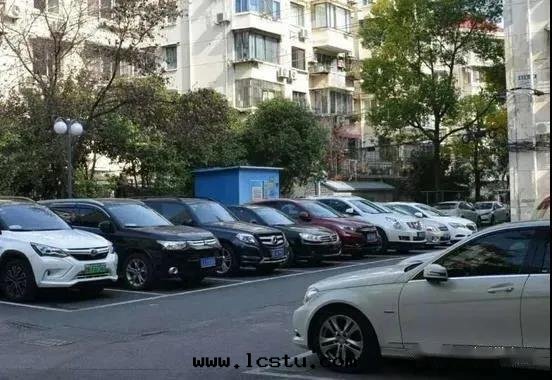 物(wù)業新(xīn)要(yào)求：業主車位(wèi)费和(hé)物(wù)業费必須一(yī)起(qǐ)交，不(bù)能(néng)只(zhī)交車位(wèi)费！