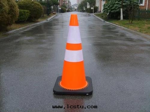 業主騎車被(bèi)路錐刮倒受傷，物(wù)業有責嗎？