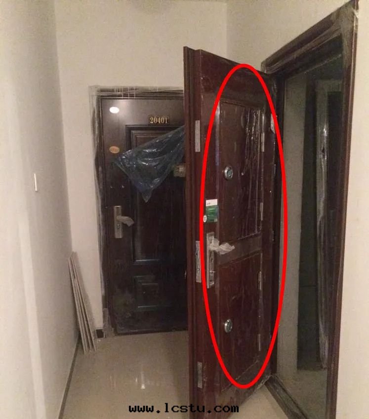 内開(kāi)門(mén)改为外(wài)開(kāi)門(mén)，法(fǎ)院(yuàn)判決：恢複原狀！