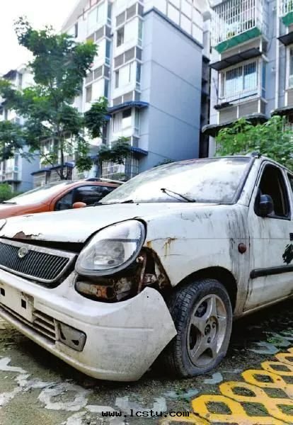 小區(qū)里(lǐ)的(de)“僵屍車”該誰(shéi)管(guǎn)？
