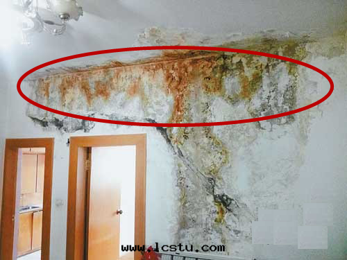 外(wài)牆(qiáng)滲水(shuǐ)造成(chéng)業主家(jiā)被(bèi)泡，物(wù)業公司被(bèi)判賠償