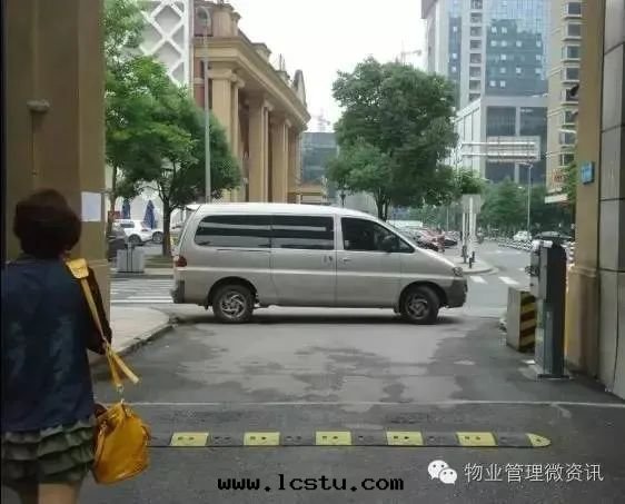 用(yòng)車堵小區(qū)大(dà)門(mén)，今後(hòu)将嚴懲！