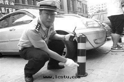 業主被(bèi)路樁绊倒摔傷，法(fǎ)院(yuàn)判決物(wù)業公司承擔70%責任