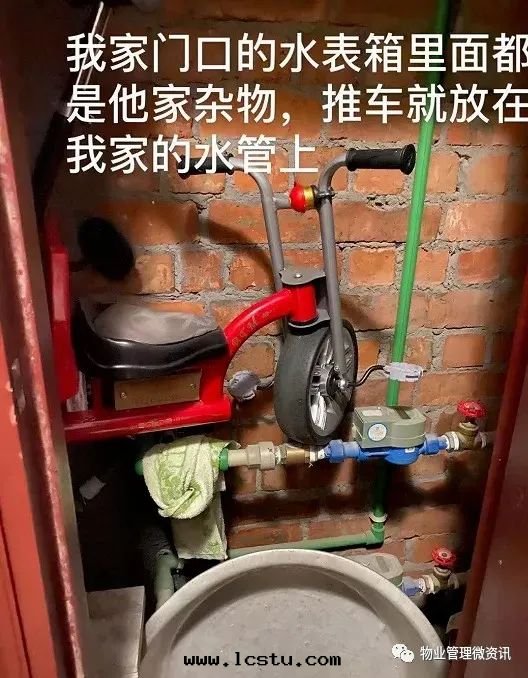 新(xīn)规来(lái)了(le)！業主在(zài)家(jiā)門(mén)口(kǒu)、樓道(dào)内、水(shuǐ)表(biǎo)间堆放(fàng)雜物(wù)和(hé)垃圾都屬違法(fǎ)行为！