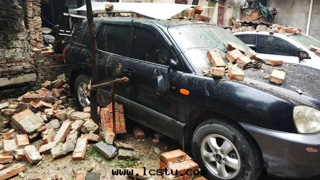 風(fēng)吹危牆(qiáng)砸壞車，物(wù)業公司沒(méi)收(shōu)费、张(zhāng)貼了(le)警示，是(shì)否還(huán)要(yào)賠償？