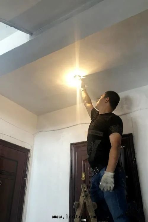 樓道(dào)燈(dēng)損壞摔傷業主，物(wù)業公司賠不(bù)賠？