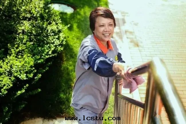 車主随意(yì)丢垃圾怎麼(me)辦(bàn)？保潔現(xiàn)场(chǎng)，業主摔倒了(le)怎麼(me)辦(bàn)？