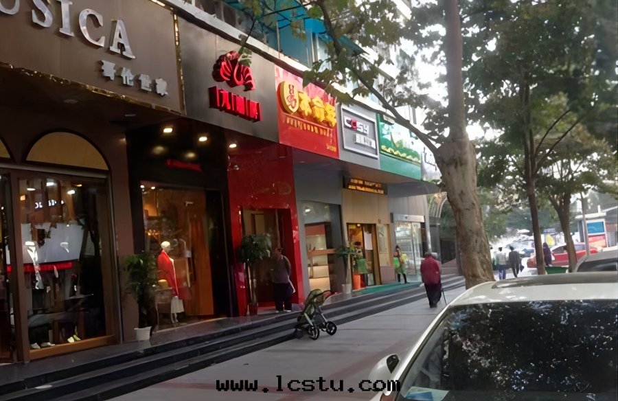 門(mén)面(miàn)房(fáng)不(bù)在(zài)小區(qū)内，開(kāi)門(mén)就(jiù)是(shì)馬路，物(wù)業费該不(bù)該交？