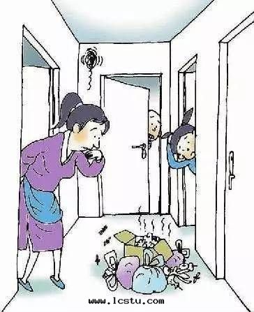 業主堆放(fàng)在(zài)樓道(dào)里(lǐ)的(de)生(shēng)活垃圾，应該誰(shéi)清(qīng)理(lǐ)？