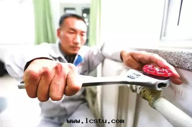 发生(shēng)緊急情(qíng)況时(shí)，業主不(bù)在(zài)家(jiā)，物(wù)業公司能(néng)否破門(mén)檢修？