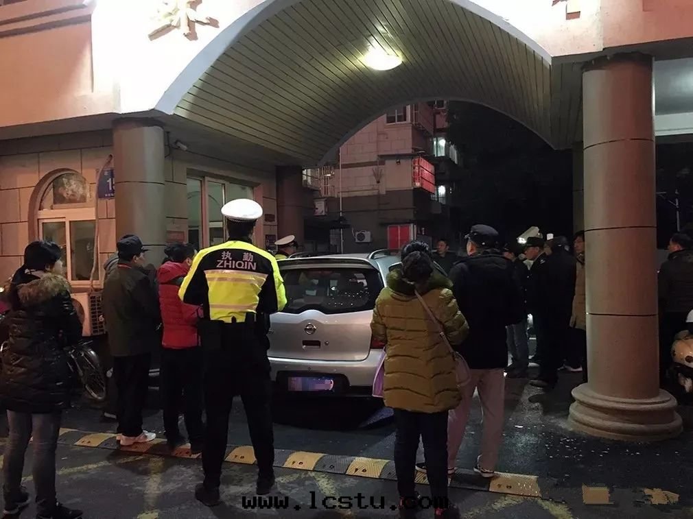 業主堵小區(qū)大(dà)門(mén)違法(fǎ)行为，将受到(dào)法(fǎ)律的(de)嚴懲！