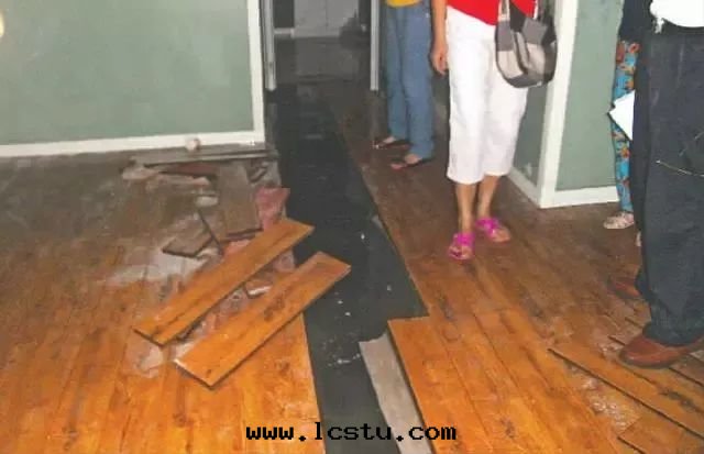 請正(zhèng)确使用(yòng)污水(shuǐ)管(guǎn)道(dào)，以(yǐ)免发生(shēng)堵塞、造成(chéng)損失！