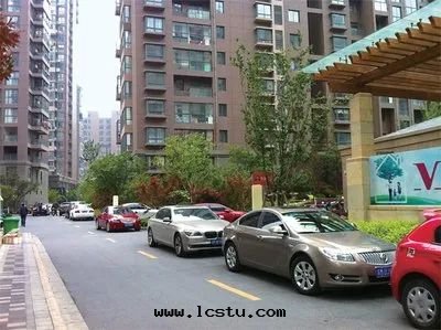 業主交納的(de)停車费里(lǐ)包(bāo)含車輛保管(guǎn)费嗎？