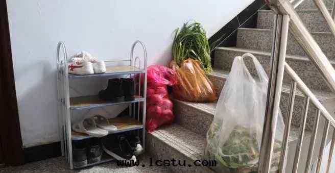 業主在(zài)樓道(dào)堆放(fàng)雜物(wù)怎麼(me)辦(bàn)？