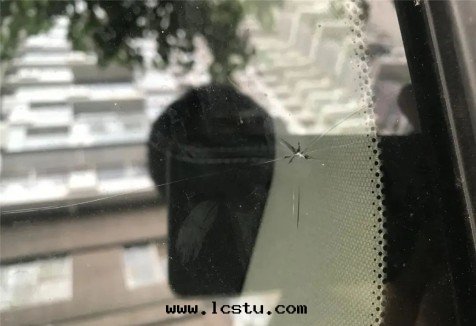 【物(wù)管(guǎn)案(àn)例】陽台(tái)玻璃自(zì)爆殃及(jí)樓下(xià)鄰居(jū)，誰(shéi)来(lái)賠？