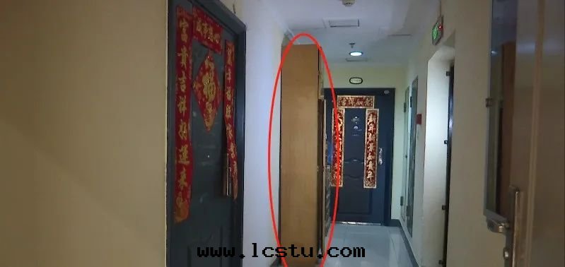 公共(gòng)走(zǒu)廊放(fàng)鞋(xié)櫃、堆雜物(wù)，損人利己，法(fǎ)律禁止！