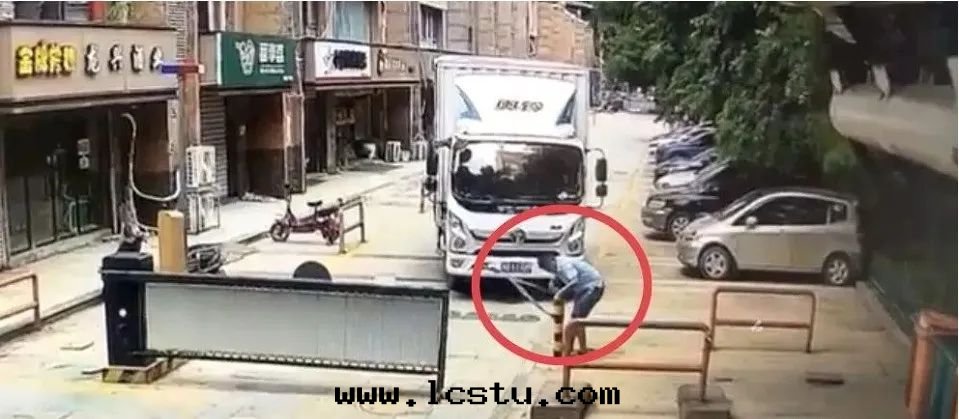 破壞小區(qū)公共(gòng)設施=触犯法(fǎ)律法(fǎ)规