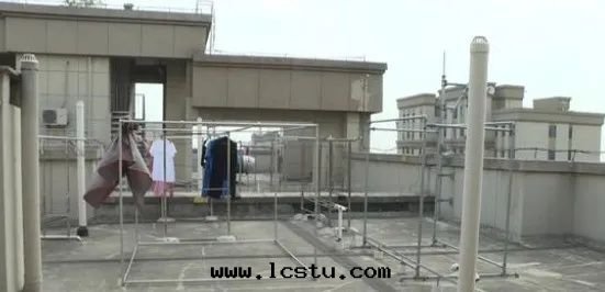 通(tòng)往小區(qū)樓頂的(de)門(mén)，物(wù)業到(dào)底該不(bù)該上(shàng)鎖？