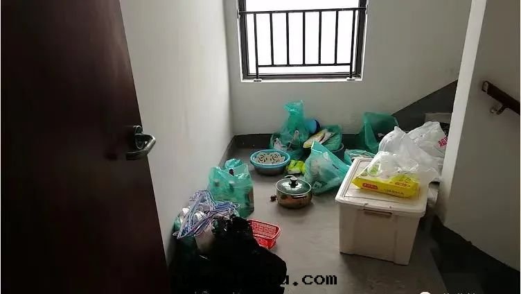 樓道(dào)堆雜物(wù)、放(fàng)鞋(xié)架，存私心(xīn)、埋隐患，趕緊清(qīng)理(lǐ)！