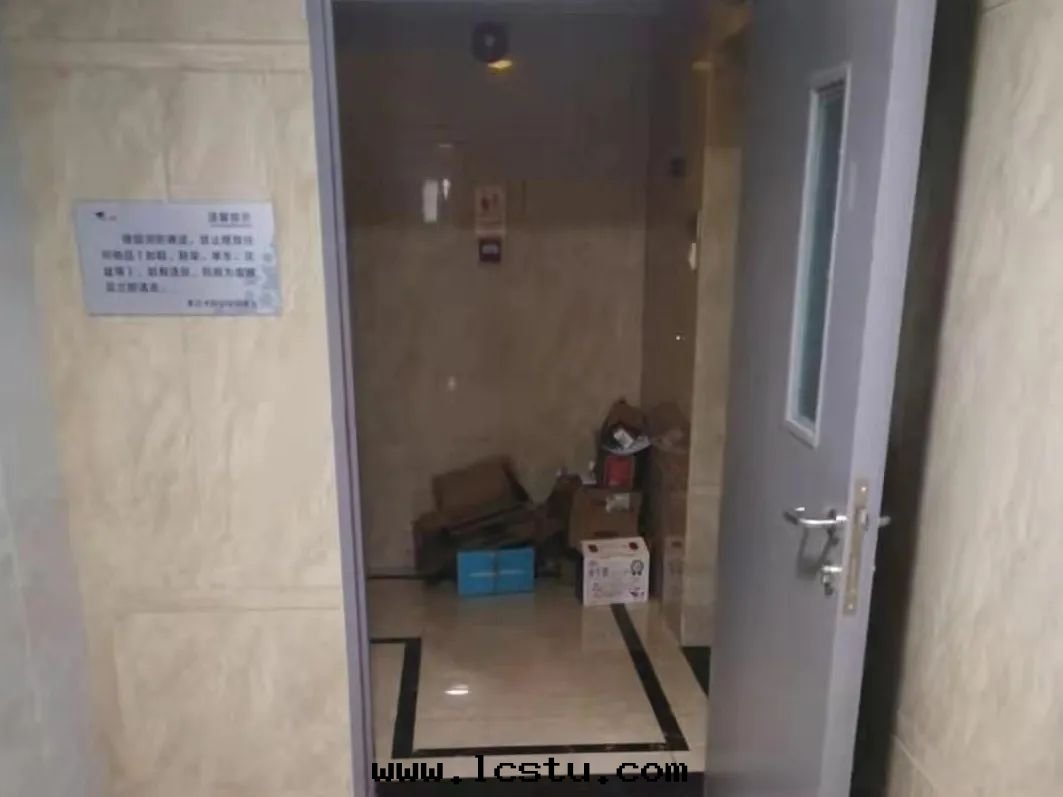 嚴禁在(zài)小區(qū)内撿拾垃圾廢品的(de)緊急通(tòng)知!