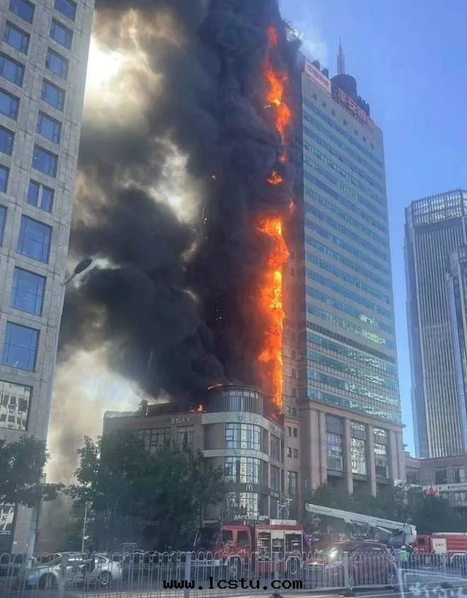 突发！大(dà)廈外(wài)立面(miàn)失火，現(xiàn)场(chǎng)濃煙滾滾、火光沖天！遇高(gāo)层(céng)火災，应該怎麼(me)辦(bàn)？