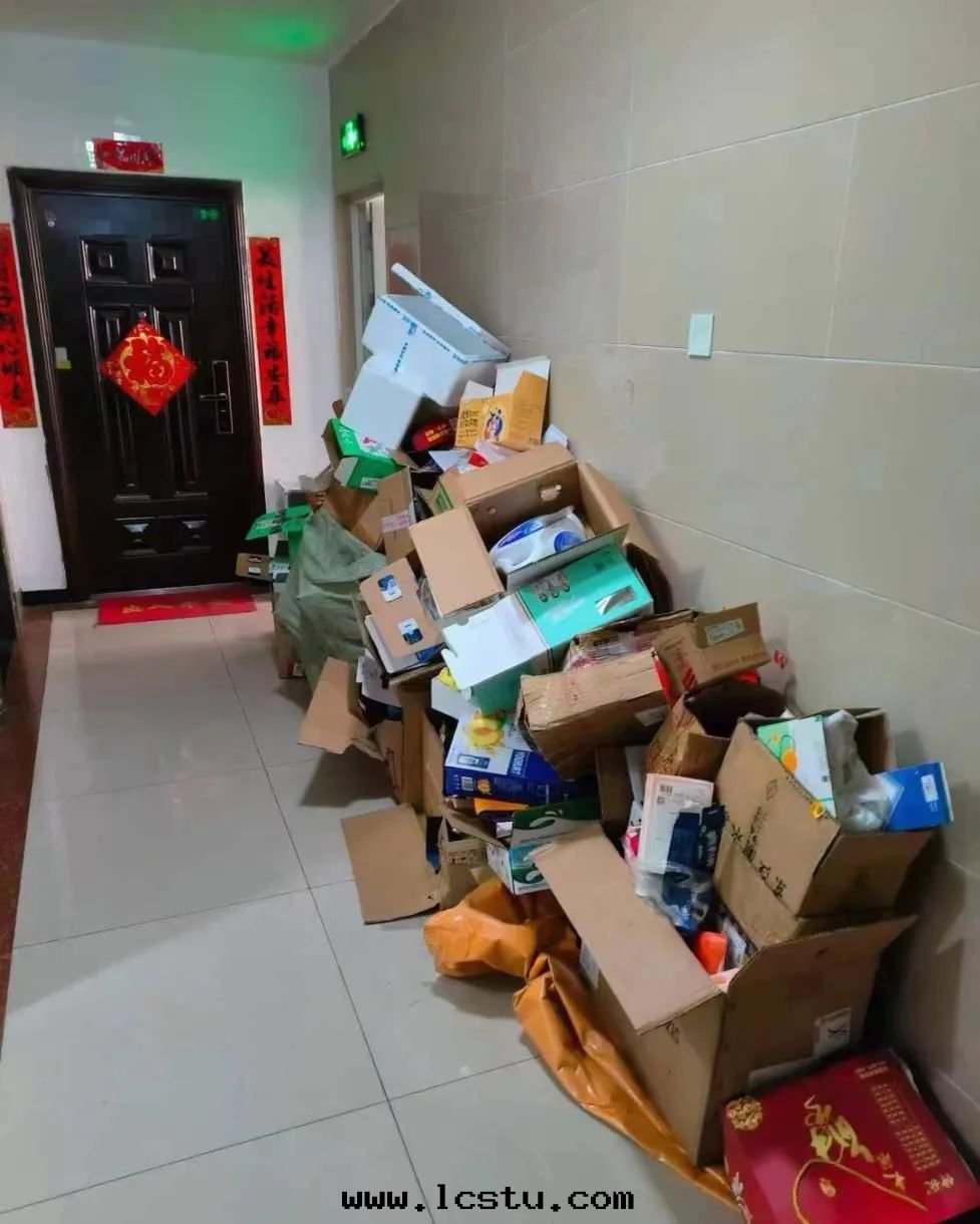 樓道(dào)堆雜物(wù)，堆的(de)是(shì)私心(xīn)，占的(de)是(shì)“便宜”，害的(de)是(shì)性(xìng)命，犯的(de)是(shì)法(fǎ)律！