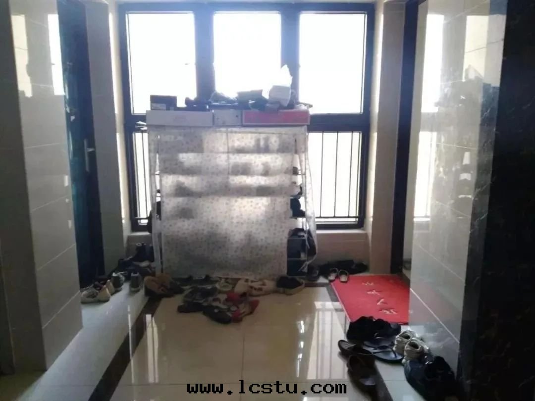 業主執意(yì)在(zài)公共(gòng)走(zǒu)道(dào)擺放(fàng)鞋(xié)架怎麼(me)辦(bàn)？