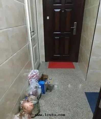 生(shēng)活垃圾放(fàng)門(mén)口(kǒu)，涉嫌違法(fǎ)！