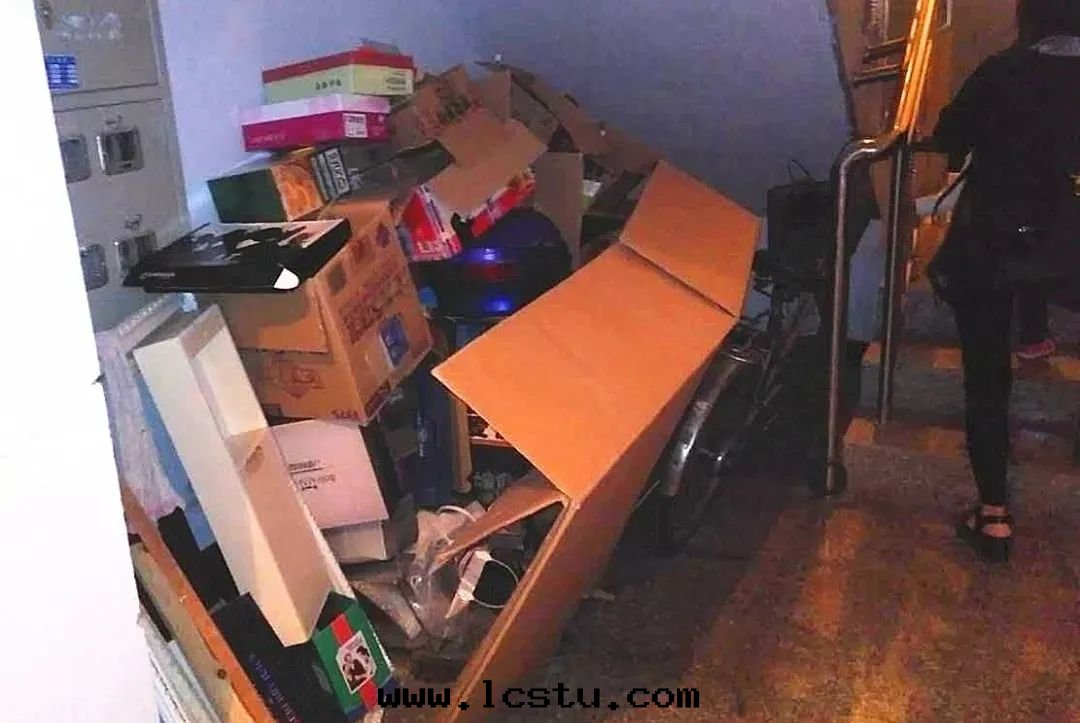 請不(bù)要(yào)再错怪物(wù)業了(le)！快(kuài)过(guò)年(nián)了(le)，他(tā)们(men)清(qīng)理(lǐ)樓道(dào)雜物(wù)是(shì)在(zài)保護業主的(de)生(shēng)命财産安(ān)全(quán)！