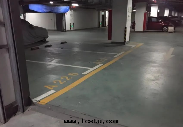 業主在(zài)地(dì)下(xià)室(shì)摔跤責任歸屬怎麼(me)划分(fēn)？