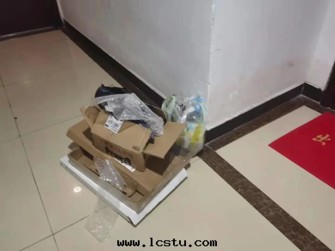 物(wù)業温(wēn)馨提(tí)示：嚴禁将垃圾堆放(fàng)于(yú)門(mén)口(kǒu)，做文(wén)明(míng)好(hǎo)業主！