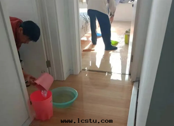 冬季下(xià)水(shuǐ)管(guǎn)道(dào)容易堵塞返水(shuǐ)，樓上(shàng)樓下(xià)各(gè)位(wèi)鄰居(jū)，請文(wén)明(míng)使用(yòng)！