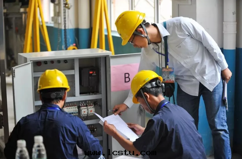 小區(qū)電(diàn)梯(tī)維修费用(yòng)，由(yóu)誰(shéi)来(lái)承擔？