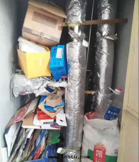 杜絕在(zài)家(jiā)門(mén)口(kǒu)、樓道(dào)内、水(shuǐ)電(diàn)井房(fáng)堆放(fàng)雜物(wù)，從你我(wǒ)做起(qǐ)！