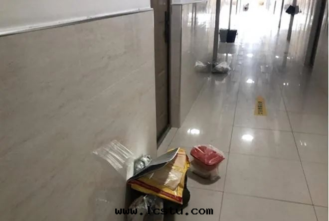 垃圾放(fàng)門(mén)口(kǒu)，違法(fǎ)！