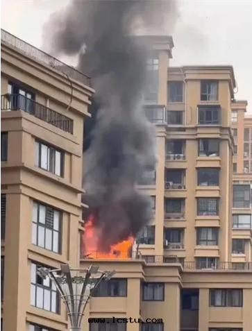 樓頂雜物(wù)起(qǐ)火釀慘劇，警鐘(zhōng)敲響