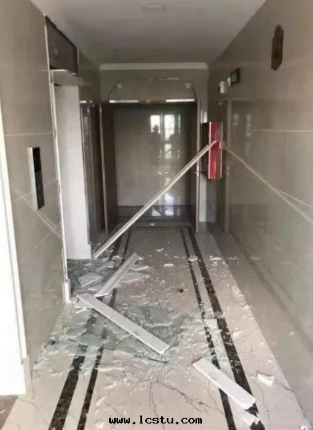 一(yī)个(gè)小動(dòng)作(zuò)，電(diàn)梯(tī)門(mén)直(zhí)接爆炸，業主全(quán)責，賠償六(liù)万(wàn)五(wǔ)！物(wù)業緊急通(tòng)知：千(qiān)万(wàn)别再这(zhè)麼(me)干(gàn)了(le)！