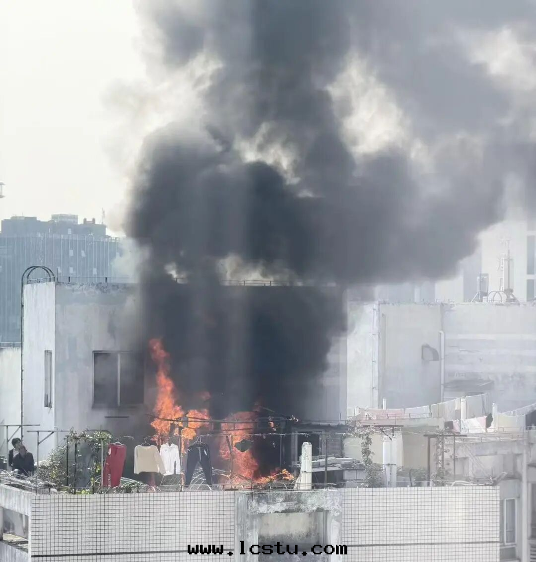 发現(xiàn)这(zhè)樣(yàng)的(de)鄰居(jū)請立刻投訴！