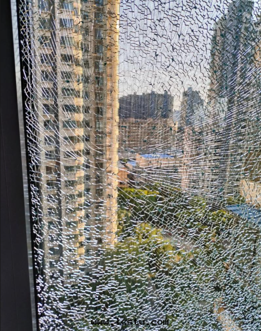 業主窗(chuāng)戶玻璃自(zì)爆，由(yóu)誰(shéi)負責維修？